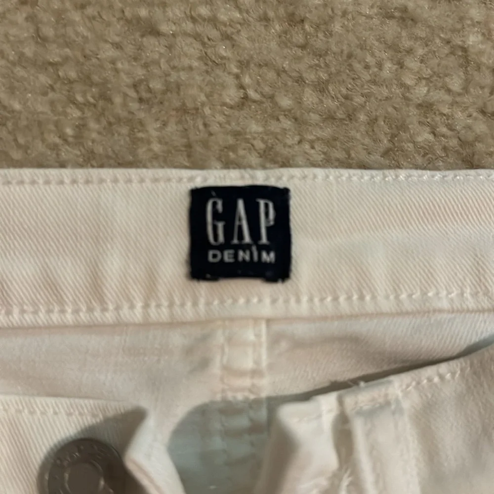 ✨✨ EUC ✨✨ White Gap ankle jean - Picture 2 of 5